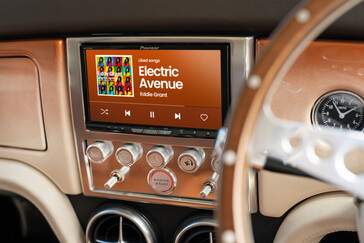 El Mini eMastered presenta un interior actualizado, con aire acondicionado y un sistema de sonido envolvente Pioneer de cuatro altavoces con Android Auto y Apple CarPlay. (Fuente de la imagen: David Brown Automotive)