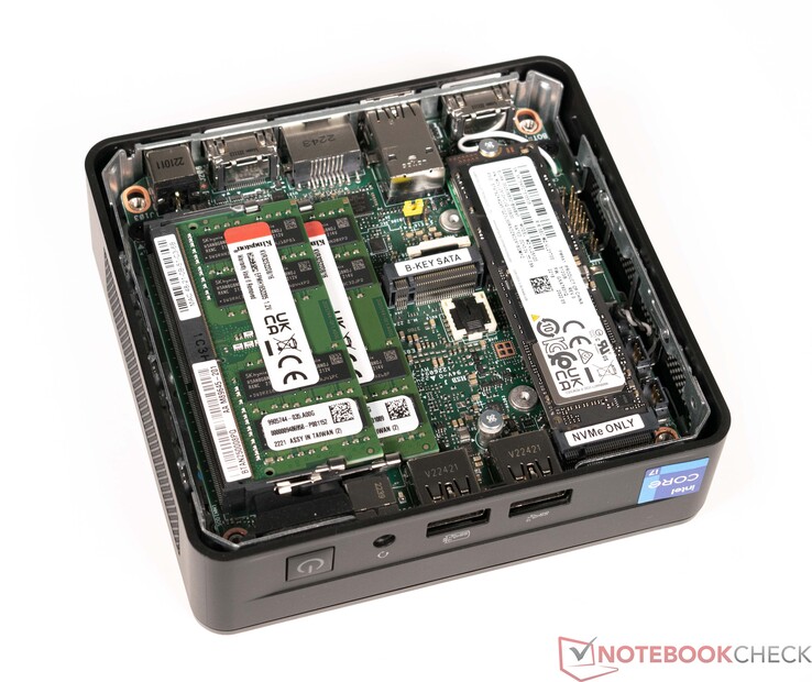 Kit Intel NUC 13 Pro - Arena Canyon con la tapa inferior desmontada