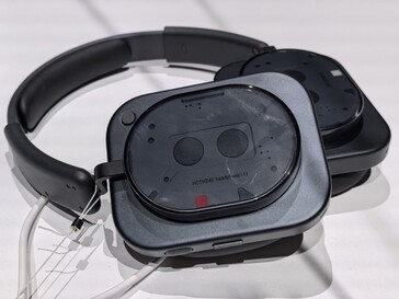 Auricular Nothing (1) Negro (fuente de la imagen: Notebookcheck)