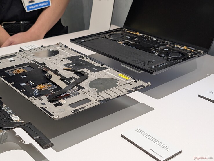 Tenga cuidado de no dañar el cable plano del teclado cuando levante la cubierta C separándola de la cubierta D