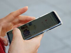 Una mano sostiene un smartphone Android en el que se ve una aplicación de mapas.