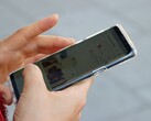 Una mano sostiene un smartphone Android en el que se ve una aplicación de mapas.
