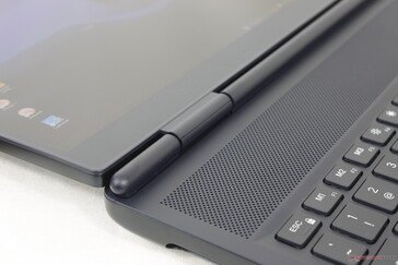 La tapa se abre los 180 grados completos, lo que es relativamente infrecuente en los portátiles para juegos. La pantalla se tambalea ligeramente al ajustar los ángulos