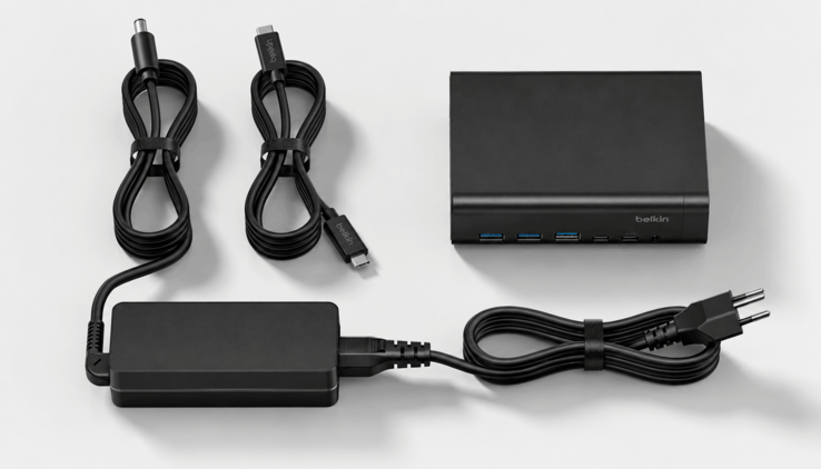 Base Belkin 12 en 1 con su adaptador de corriente y los cables incluidos