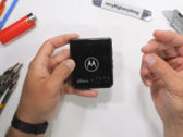 Comienza la prueba de durabilidad del Razr Plus. (Fuente: JerryRigEverything vía YouTube)
