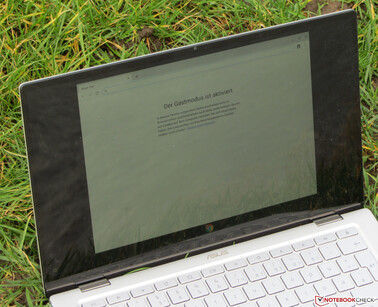 Chromebook al aire libre (con un cielo nublado).