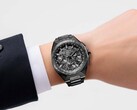 Reloj Citizen Attesa CC4107-80H en la muñeca, en el que destacan su caja de titanio totalmente negra y su brazalete integrado.