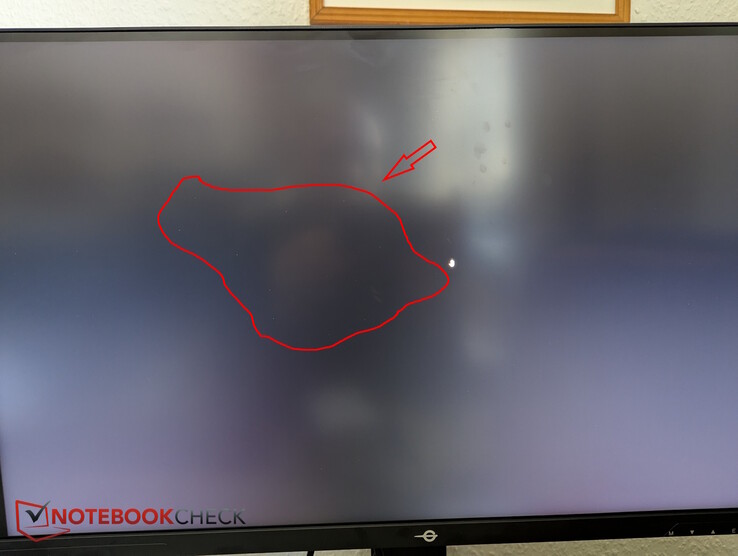 Pequeños píxeles no negros, pero sin sangrado de retroiluminación visible