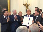 El presidente Trump firma la ley GENIUS, que permite mayores controles sobre las stablecoins y los emisores. (Fuente de la imagen: Casa Blanca)