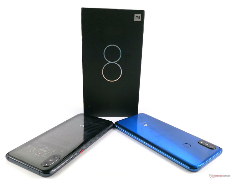 De izquierda a derecha: Xiaomi Mi 8 Explorer Edition y el Xiaomi Mi 8 De izquierda a derecha: Xiaomi Mi 8 Explorer Edition y el Xiaomi Mi 8