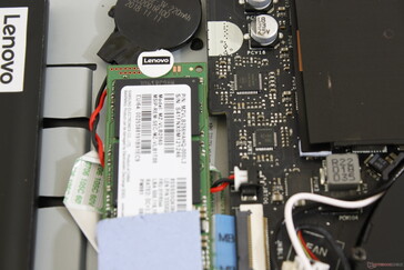 Cinta "antisabotaje" de Lenovo sobre la unidad SSD M.2. El desmontaje de la unidad preinstalada puede afectar a la garantía del fabricante.