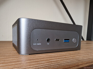 Frontal: CMS transparente, auriculares de 3,5 mm, USB-C (solo datos), USB-A 3.2, botón de encendido