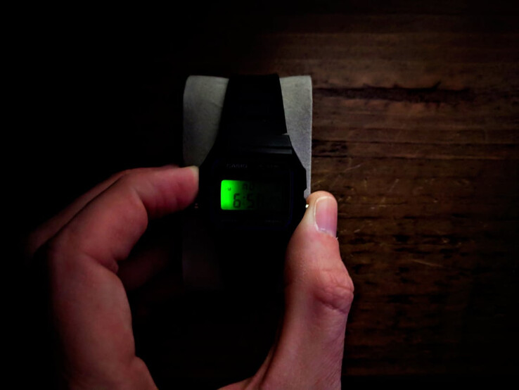 La retroiluminación del Casio F-91W apenas ilumina el dígito de la hora.