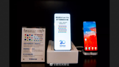 Surgen nuevas demos de UDC de Visionox (centro) y ZTE (derecha). (Fuente: Weibo)