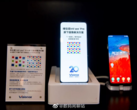 Surgen nuevas demos de UDC de Visionox (centro) y ZTE (derecha). (Fuente: Weibo)