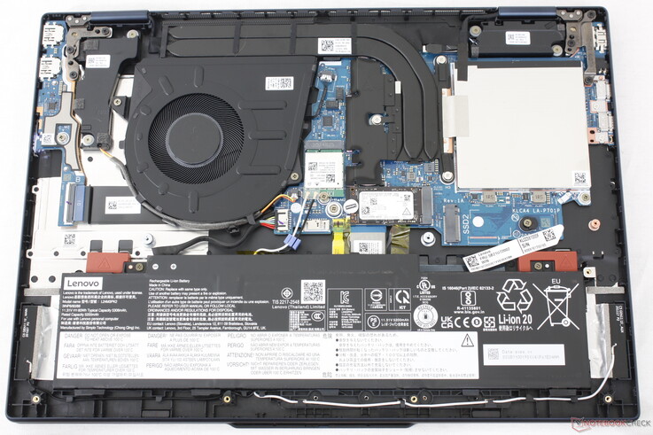 El mantenimiento es relativamente sencillo gracias al fácil acceso a las dos ranuras SODIMM DDR5 y a las dos ranuras SSD PCIe4 x4. Tenga en cuenta que una de las ranuras SSD sólo admite unidades 2242 más cortas.