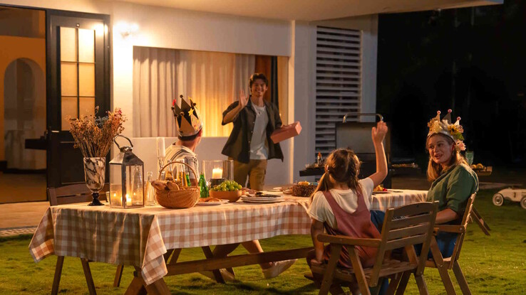 No es un hecho: La iluminación puede ser blanca cálida, que suele ser más agradable que la blanca fría. (Fuente de la imagen: Reolink)