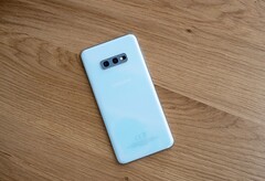 El Samsung Galaxy S10e se ha ganado un seguimiento de culto por ser el último pequeño buque insignia de Samsung. (Fuente: Presse-citron)