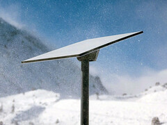 Plato del plan Residencial Estándar de Starlink en la nieve. (Fuente de la imagen: Starlink)