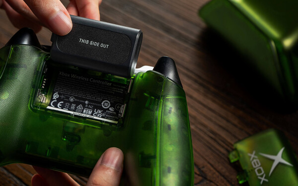 La base de carga incluye una batería recargable inalámbrica para el mando de la Xbox.