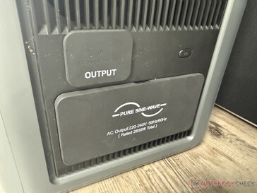 Bajo dos tapas protectoras en el lado derecho...