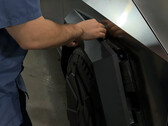 El guardabarros del Cybertruck salta con mucha facilidad (imagen: Wrap Bullys/YT)