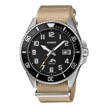 Reloj de buceo Casio Duro MDV106C-9AV con esfera negra, números arábigos destacados, bisel negro, caja de acero inoxidable, correa de tela color tostado y segundero amarillo a juego.