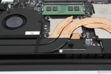 El tubo de calor central sobre la CPU y la GPU es notablemente muy grande para un portátil.