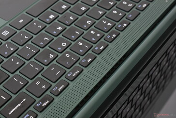 Rejillas de los altavoces sobre la primera fila de teclas del teclado