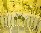 Obleas de chips semiconductores de 3 nm de Samsung mostradas por trabajadores de la fábrica (Fuente de la imagen: Samsung)