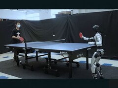 Un robot Unitree G1 equipado con HITTER jugando al tenis de mesa (Fuente de la imagen: Hybrid Robotics vía YouTube; captura de pantalla editada)