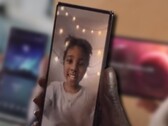 El Xperia 1 IV (Mark 4) podría venir con una cámara bajo la pantalla en la parte delantera para permitir unos biseles más delgados. (Fuente de la imagen: Sony - editado)