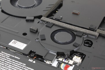 El tercer ventilador debe retirarse para acceder a las ranuras SODIMM o SSD