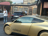 Un robotaxi «Cybercab» se detiene en el local de Terry Black, en Austin, Texas.