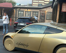 Un robotaxi «Cybercab» se detiene en el local de Terry Black, en Austin, Texas.