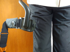 Las correas se balancean sobre los muslos. (Fuente de la imagen: Notebookcheck)