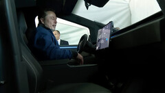 Elon Musk da un paseo a Bibi Netanyahu en el Cybertruck (imagen: IsraeliPM/YT)