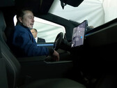 Elon Musk da un paseo a Bibi Netanyahu en el Cybertruck (imagen: IsraeliPM/YT)