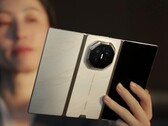 Además del color principal, el morado, el Huawei Mate XT2 también estará disponible en dorado/blanco y dorado/negro.