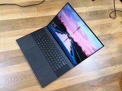 El Dell XPS 17 9700, que se enfrenta a preocupantes problemas de carga, baja del 100 al 65 por ciento de la batería mientras se &quot;recarga&quot;.