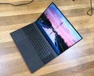 El Dell XPS 17 9700, que se enfrenta a preocupantes problemas de carga, baja del 100 al 65 por ciento de la batería mientras se "recarga".
