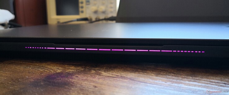 LED RGB personalizable a lo largo del borde frontal LED RGB personalizable a lo largo del borde frontal