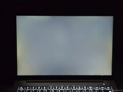 Lekaje moderado de la luz de fondo