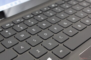 El teclado no tiene nada de especial, lo cual está bien para un sistema económico, ya que es cómodo y uniforme para escribir