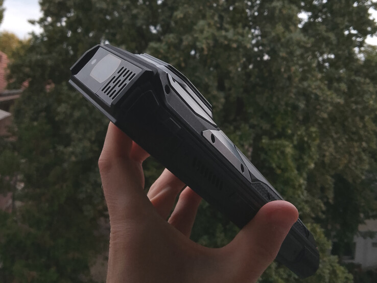 La parte superior de la carcasa es más gruesa que el resto, ya que alberga el proyector, las cámaras y un minúsculo ventilador (Fuente de la imagen: Sergey Tarasov - Notebookcheck)