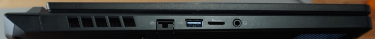 Puertos izquierdos: lAN de 1 Gbit, USB-A (5 Gbit/s), ranura microSD, auriculares