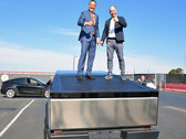 El Primer Ministro de Tailandia probando la cubierta tonneau del Cybertruck (imagen: Srettha Thavisin/X)