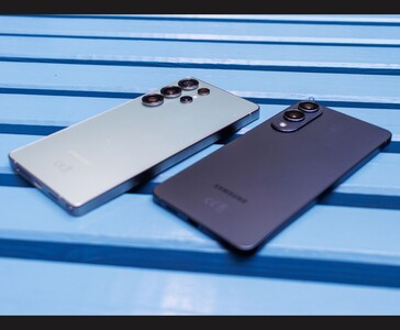 Samsung Galaxy S25 Ultra y Galaxy S25 Edge colocados uno al lado del otro en un banco azul, destacando sus módulos de cámara y sus delgadas construcciones metálicas (Fuente de la imagen: Notebookcheck)