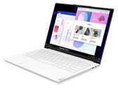El Yoga Slim 7i Carbon está finalmente aquí, aunque sólo en unos pocos mercados. (Fuente de la imagen: Lenovo)