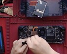 Desmontaje medio del OLED de la Steam Deck. (Fuente de la imagen: SlickBuys Mods and Repairs)